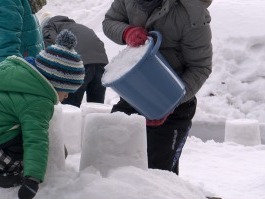 雪あかりづくり